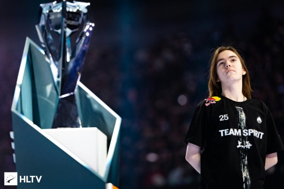 LPL whistleblower： 明年会有更多贫困战队，平均月薪为50000元；作为陪玩肯定能赚更多